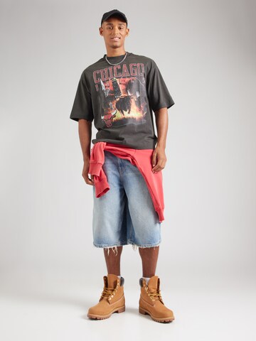 Tricou 'NBA CHIBUL' de la NEW ERA pe gri
