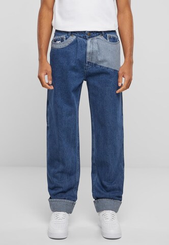 Tapered Jeans con pieghe di Karl Kani in blu: frontale