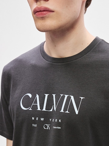 Calvin Klein Обычный Футболка в Серый