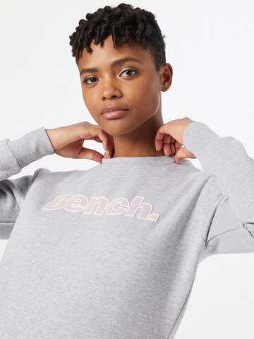 BENCH Sweatshirt 'Raina' i grå