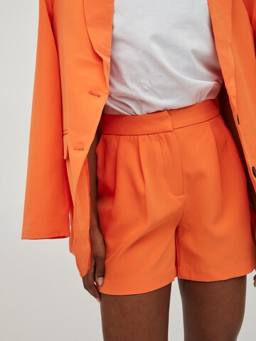 VILA Loose fit Pleat-Front Pants 'Kammas' in Orange