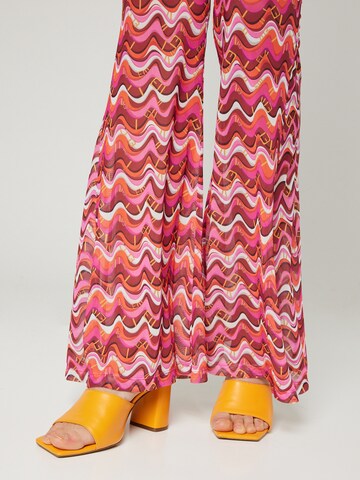 Flared Pantaloni 'Lynn' di Hoermanseder x About You in rosa