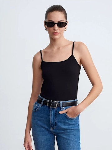 Dilvin Top in Black: front