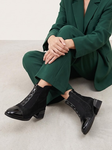 VENEZIA Booties in Black