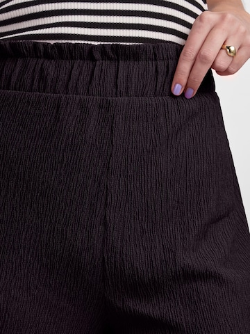 Loosefit Pantaloni 'KYLIE' di PIECES in nero