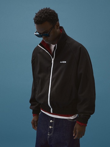 BershkaPrijelazna jakna - crna boja