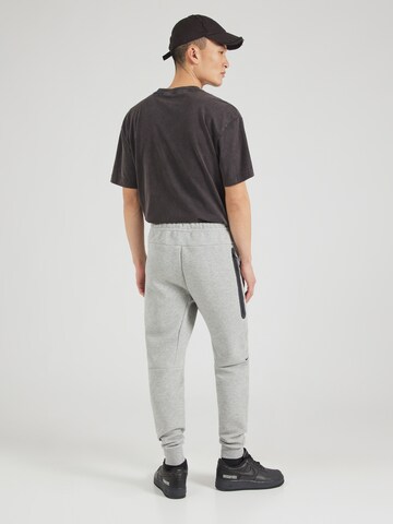 Nike Sportswear Tapered Bukser 'TCH FLC' i grå