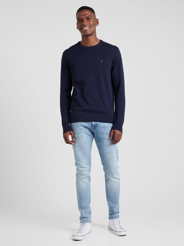 TOMMY HILFIGER Svetr 'ESSENTIAL' – modrá