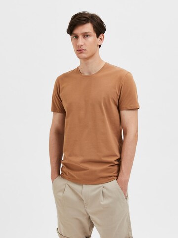 SELECTED HOMME - Camiseta 'AEL' en marrón: frente