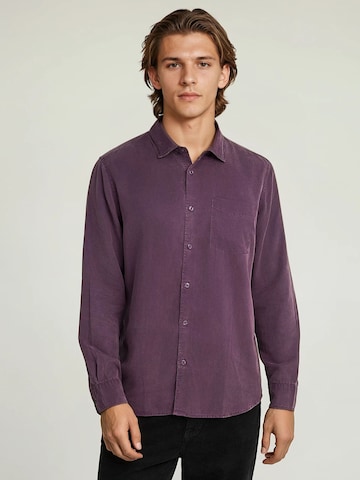 Funky Buddha Comfort Fit Hemd in Lila: Vorderseite