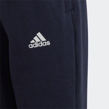 ADIDAS SPORTSWEAR Trainingsanzug 'Essentials Logo Fleece' in Blau