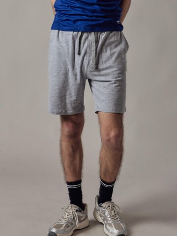 OWN Off With Nature Regular Broek in Grijs: voorkant