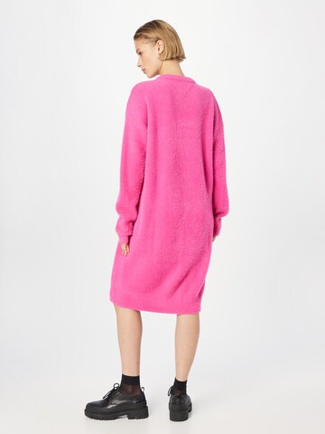 Tommy Jeans Úpletové šaty – pink