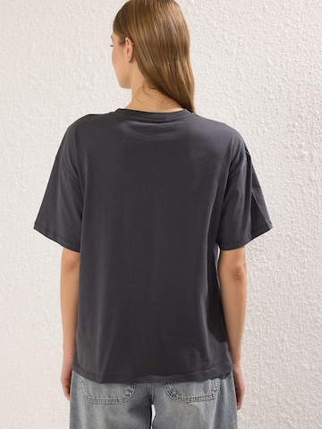 T-shirt Trendyol en gris