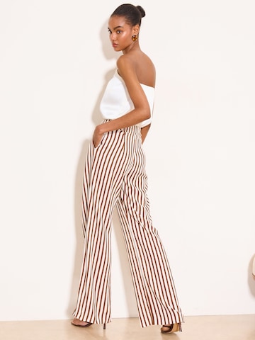 Wide leg Pantaloni cutați de la Lipsy pe bej
