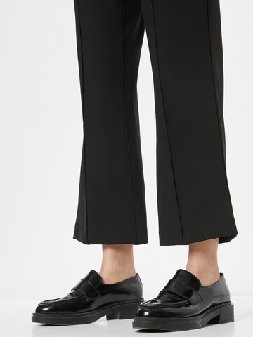 MADS NORGAARD COPENHAGEN - Acampanado Pantalón 'Sportina Nola' en negro