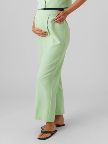 Wide leg Pantaloni con piega frontale 'Nomy' di MAMALICIOUS in verde