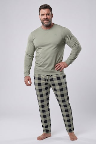 Men Plus Pyjama in Grün: Vorderseite