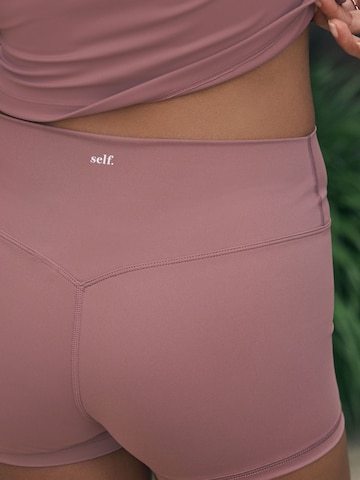 self. Skinny Shorts in Lila