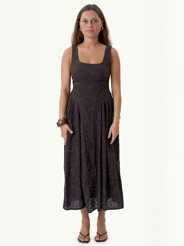 TEESHOPPEN Dress ' Asta ' in Brown: front