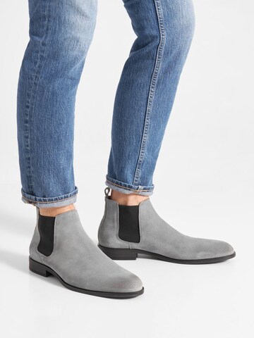 Bianco Chelsea Boots in Grey: front