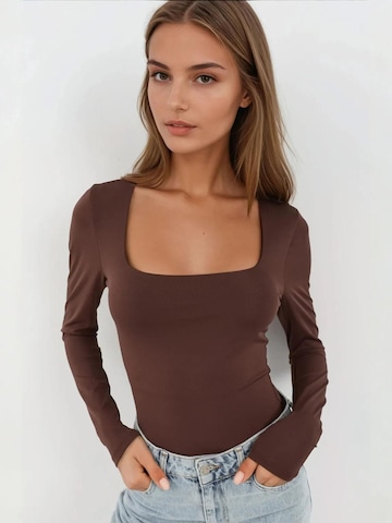 Hiccup Sticktop in Braun: Vorderseite