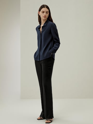 Lilysilk Shirt 'LILYSILK Anmutige Seidenbluse mit Knopfleiste' in Blauw