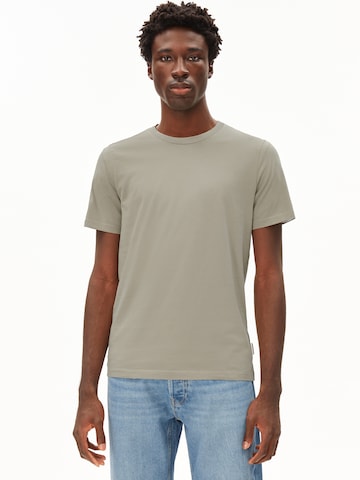 Coupe regular T-Shirt 'JAAMES' ARMEDANGELS en gris : devant