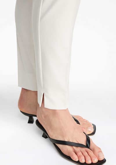 COMMA Pantalon à plis en 38 en blanc, Vue avec produit