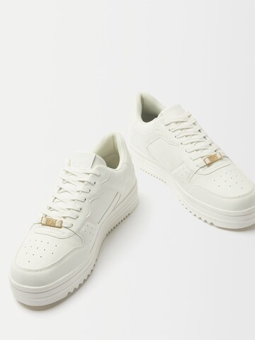 Sneaker bassa di Bershka in bianco