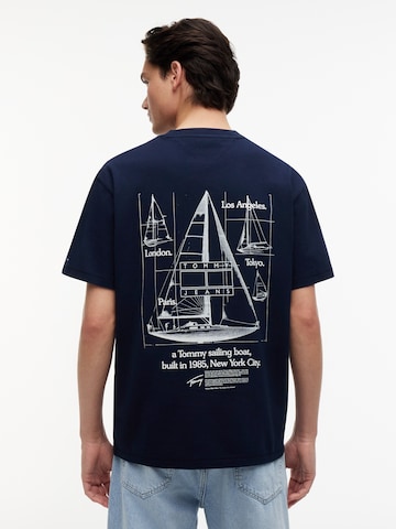 Tommy Jeans T-shirt 'SAILBOAT' i blå: framsida