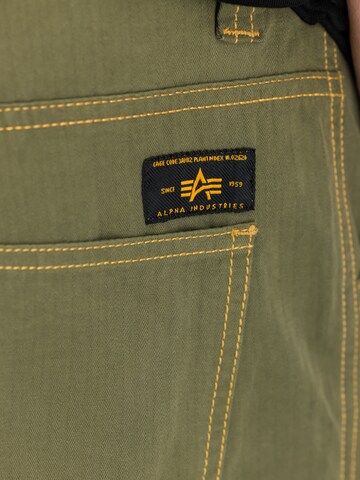 ALPHA INDUSTRIES Loosefit Jeans in Grün: Rückseite