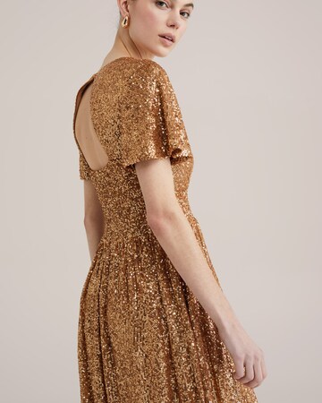 Rochie de seară de la WE Fashion pe auriu