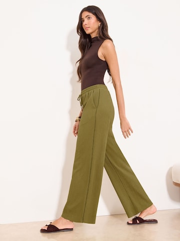 regular Pantaloni di Lipsy in verde