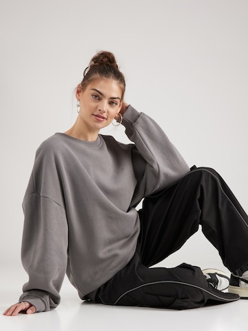 millane Sweatshirt 'Mona' i grå: framsida