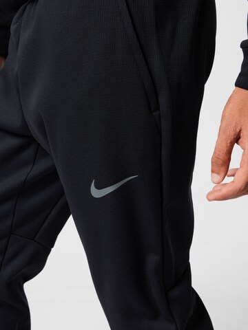 NIKETapered Sportske hlače - crna boja