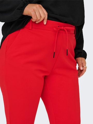 Slimfit Pantaloni 'CARGoldtrash' di ONLY Carmakoma in rosso