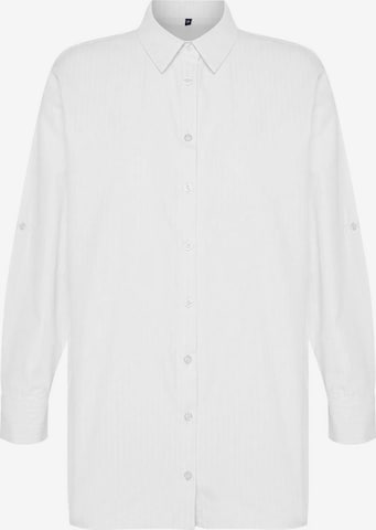 Chemisier Trendyol en blanc : devant