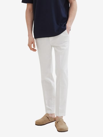 Effilé Pantalon à plis TOM TAILOR DENIM en blanc : devant