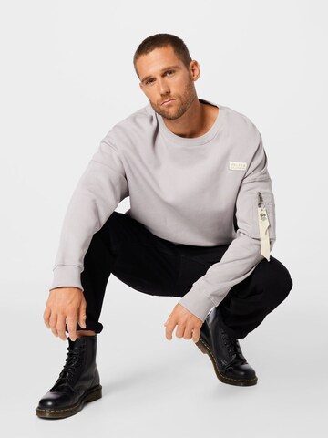 ALPHA INDUSTRIES Sweatshirt in Grau