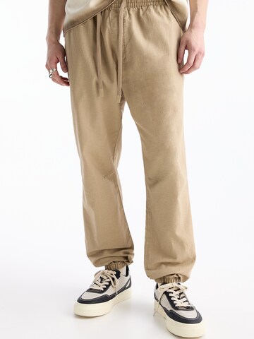 Pull&Bear Tapered Pants in Brown: front