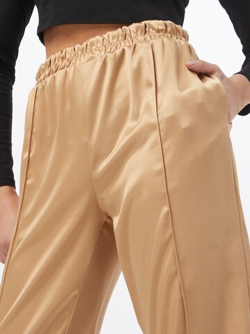 Tapered Pantaloni con pieghe 'Hani' di WAL G. in beige