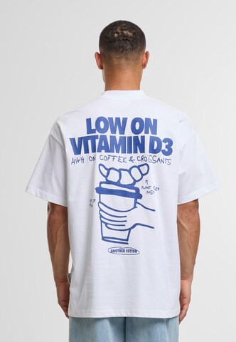 Another Cotton Lab Majica 'Vitamin D3' | bela barva: sprednja stran