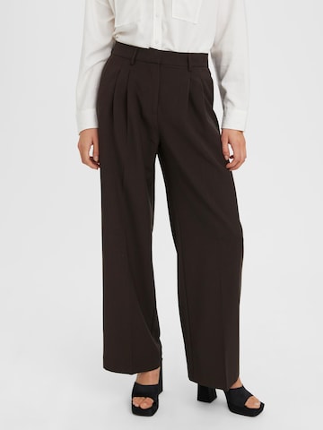 Loosefit Pantalon à pince 'TROIAN' VERO MODA en marron : devant