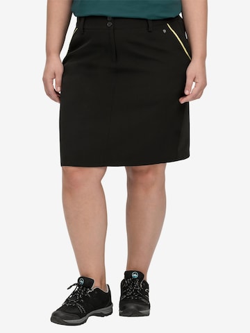 SHEEGO Skirt in Black: front