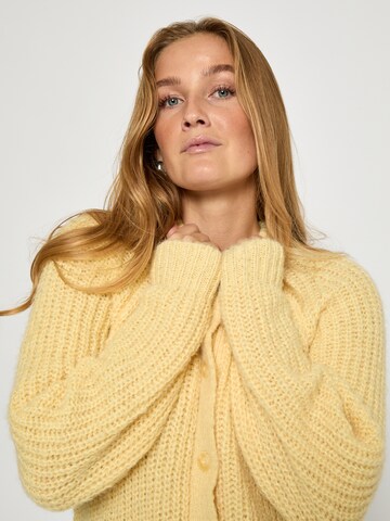 Peppercorn Neuletakki 'Mabelle' värissä keltainen