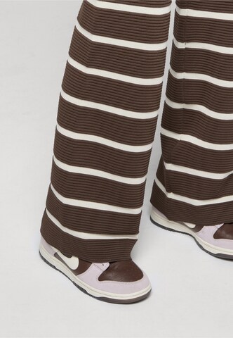 Wide leg Pantaloni di Estelou in marrone
