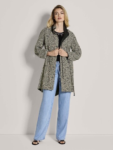 MADELEINE Mantel in Schwarz: Vorderseite