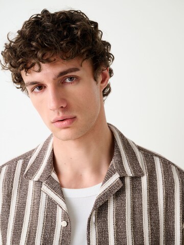 Fit confort Chemise Next en marron