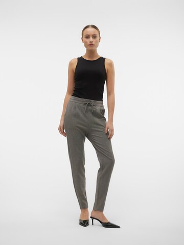 VERO MODA - Tapered Calças 'KIARA' em cinzento